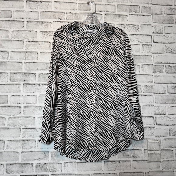 Zara‎ Black and White Button Down Shirt with Notched Collar - Picture 1 of 11